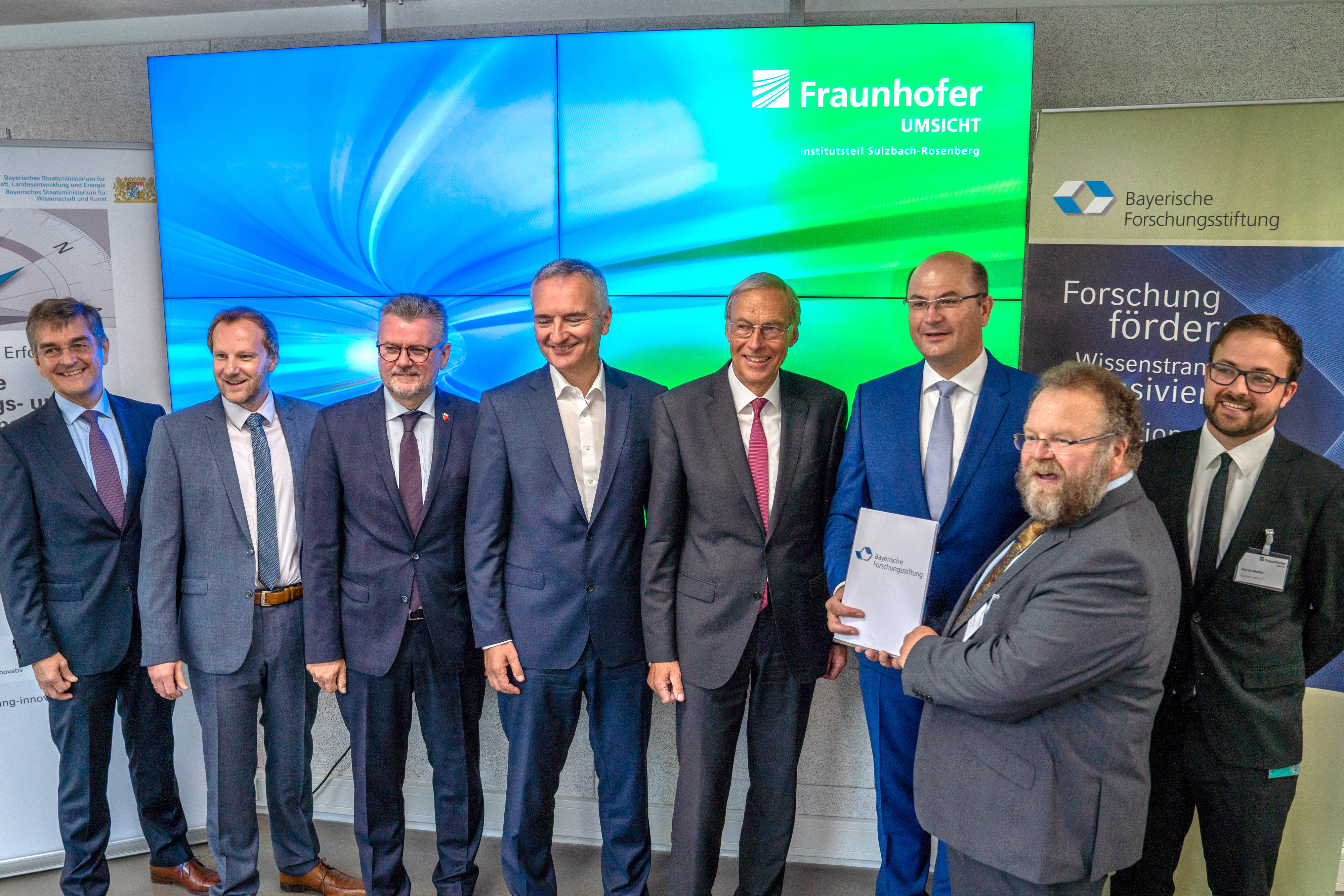 Füracker überreicht Förderbescheid