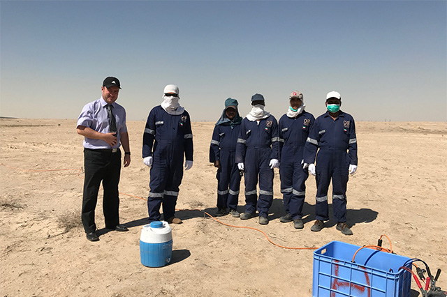 Dr.-Ing Peter  Degener besucht das Deponieexplorationsteam während des Projektes in Kuwait.